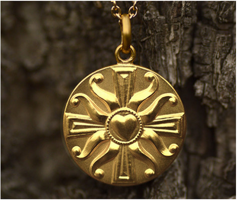 Médaille en or 18k - La Croix au cœur - Fabrication artisanale à Paris